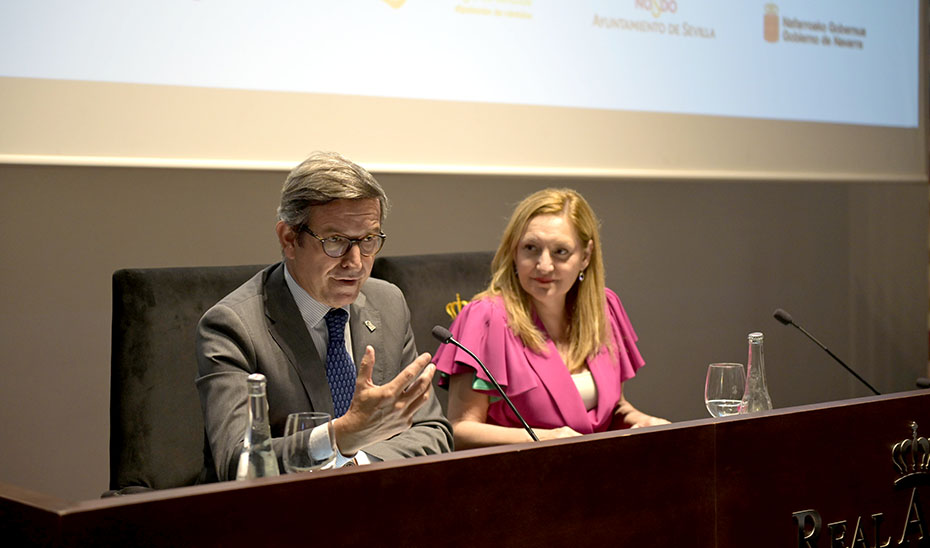 El consejero de Industria, Energía y Minas de la Junta de Andalucía, Jorge Paradela, junto a directora gerente de la Agencia Andaluza de la Energía, Natalia Márquez, en un momento del acto de entrega de los Premios EnerAgen 2025.